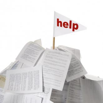 Papierberg mit 'help'-Fahne